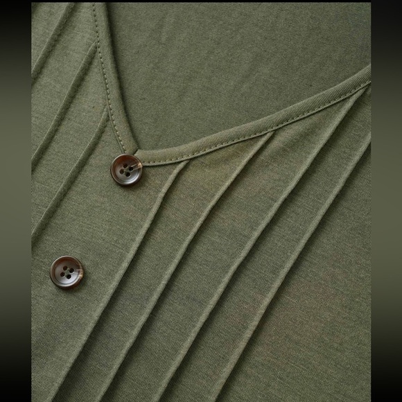 BloomChic Plus Size 2XL Solid Pleated Front Button Detail V Neck T-shirt us18-20 - Picture 6 of 7